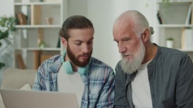 Genç gönüllü son sınıf öğrencilerine tablet, köprü kurma, teknoloji meraklısı gençler, yaşlı öğrenme, dijital okuma yazma, yaşlar arası arkadaşlık, modern aletlerin nasıl kullanılacağını öğretiyor.