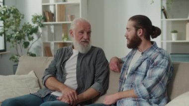 Nesiller boyunca genç adam ve yaşlı adam arasında derin sohbetler hayat, deneyim alışverişi, yürekten iletişim, duygusal destek, anlayış farklılıkları akıl hocalığı, aile değerleri tartışmaları.