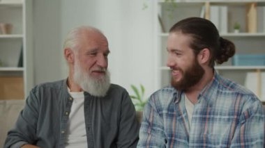 Nesiller boyunca genç adam ve yaşlı adam arasında derin sohbetler hayat, deneyim alışverişi, yürekten iletişim, duygusal destek, anlayış farklılıkları akıl hocalığı, aile değerleri tartışmaları.