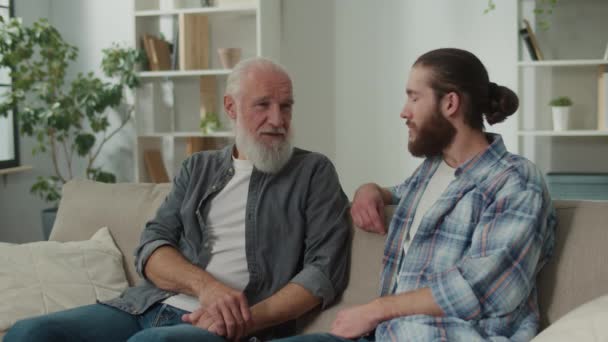 Tiefe Gespräche Zwischen Den Generationen Junger Mann Und Ältere Auf — Stockvideo