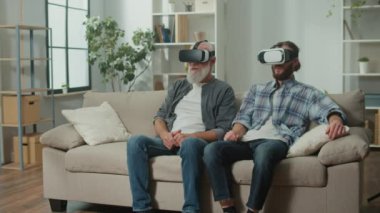 Nesiller arası VR etkileşimi: sanal gerçeklikte birlikte oynayan genç ve yaşlı insanlar, VR teknolojileri, joystick oyunları, yaşlı teknoloji eğitimi, aile eğlencesi, yenilikçi oyunlar yoluyla birleşme