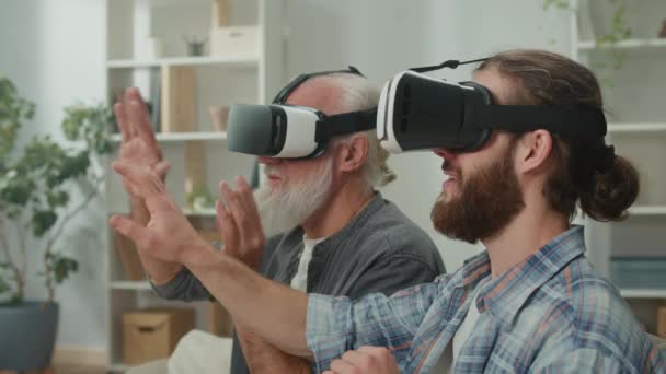 Adultos Jóvenes Personas Mayores Sumergen Juegos Realidad Virtual Intercambiando Experiencias — Vídeos de Stock