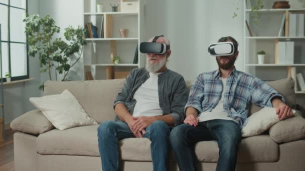 Межпоколенческое Взаимодействие Молодые Пожилые Люди Играющие Виртуальной Реальности Использующие Вместе — стоковое видео
