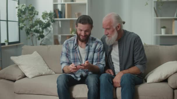 Sohn Führt Papa Die Digitale Welt Ein Nutzt Gadgets Ältere — Stockvideo