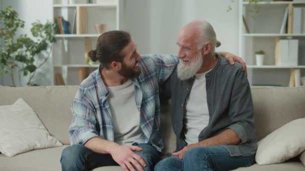 Familjesamtal Soffan Unga Och Äldre Män Talar Livet Psykologiskt Stöd — Stockvideo