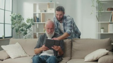 Genç gönüllü son sınıf öğrencilerine tablet, köprü kurma, teknoloji meraklısı gençler, yaşlı öğrenme, dijital okuma yazma, yaşlar arası arkadaşlık, modern aletlerin nasıl kullanılacağını öğretiyor.