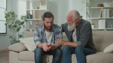 Kanepede aile sohbeti: genç ve yaşlı erkekler hayattan, birbirlerine psikolojik destekten, kuşaklar arası diyalogdan, içten teselliden, tavsiye ve bilgelikten, sıcak iletişimden bahseder.