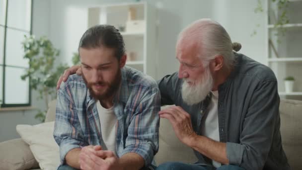 Conversación Familiar Sofá Hombres Jóvenes Ancianos Hablan Vida Apoyo Psicológico — Vídeo de stock