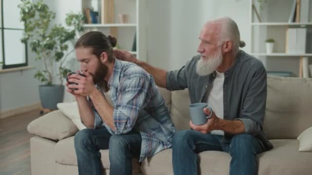 Conversación Familiar Sofá Hombres Jóvenes Ancianos Hablan Vida Apoyo Psicológico — Vídeo de stock