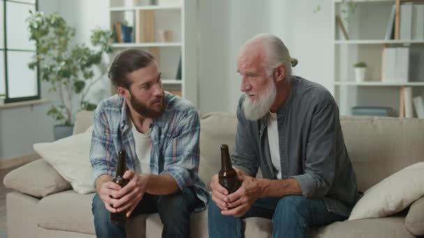 Rozmowa Rodzinna Kanapie Młodzi Starsi Mężczyźni Rozmawiają Życiu Wsparciu Psychologicznym — Wideo stockowe