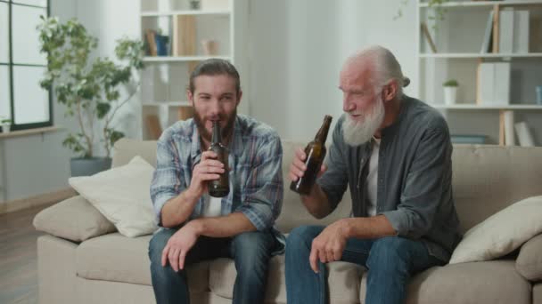 Familiengespräch Auf Der Couch Junge Und Ältere Männer Sprechen Über — Stockvideo