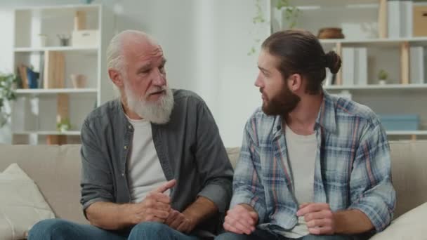 Profonda Conversazione Tra Generazioni Giovani Anziani Sul Divano Discutere Vita — Video Stock