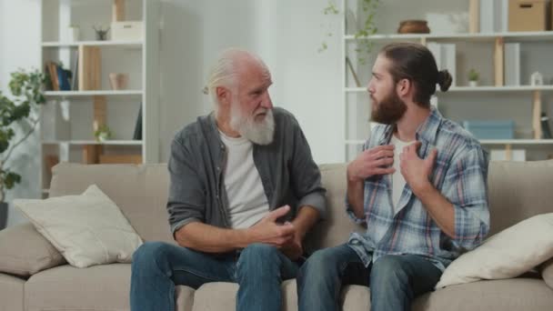 Głęboka Rozmowa Między Pokoleniami Młodych Mężczyzn Starszych Kanapie Omawiać Życie — Wideo stockowe