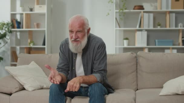 Yaşlı Bir Adam Bir Kanepede Oturuyor Kendi Kendine Konuşuyor Endişeli — Stok video