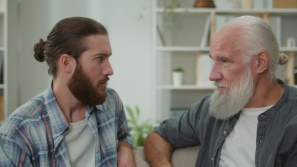 Percakapan Mendalam Antara Generasi Muda Dan Tetua Sofa Membahas Kehidupan — Stok Video