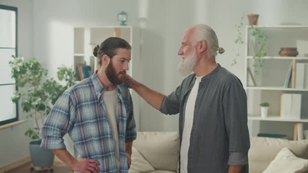 Rodinný Rozhovor Mladí Starší Muži Mluví Životě Psychologická Vzájemná Podpora — Stock video