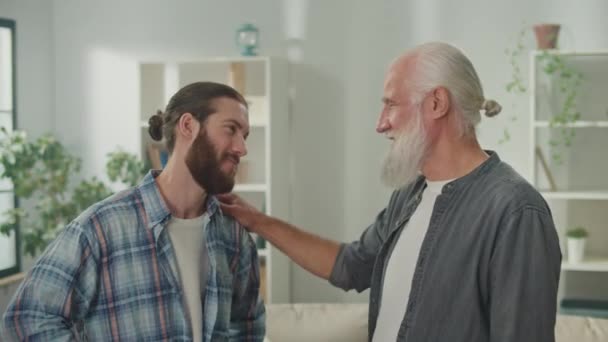 Rozmowa Rodzinna Młodzi Starsi Mężczyźni Rozmawiają Życiu Wzajemnym Wsparciu Psychologicznym — Wideo stockowe