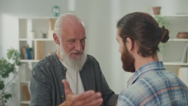 Conversación Familiar Hombres Jóvenes Ancianos Hablan Vida Apoyo Psicológico Para — Vídeos de Stock