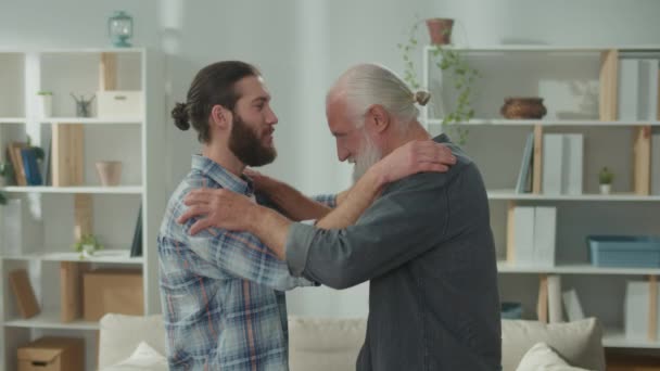 Семейный Разговор Молодые Пожилые Мужчины Говорят Жизни Психологической Поддержке Друг — стоковое видео