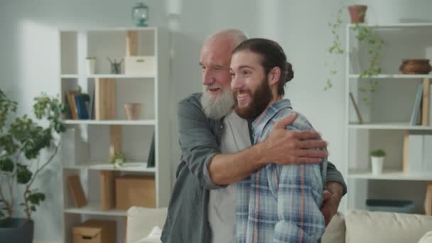 Rodinný Rozhovor Mladí Starší Muži Mluví Životě Psychologická Vzájemná Podpora — Stock video