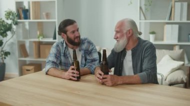 İki arkadaş, genç bir adam ve yaşlı bir adam, bira masasında oturmuş, hayat durumlarını tartışıyorlar ve birbirlerine psikolojik destek sağlıyorlar, dostça iletişim kuruyorlar.