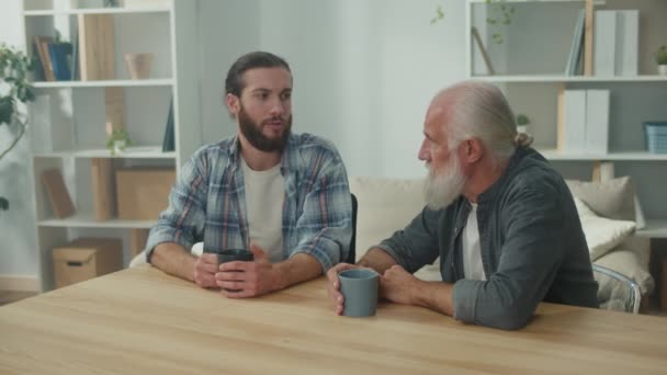 Conversație Familie Bărbații Tineri Vârstnici Vorbesc Despre Viață Sprijin Psihologic — Videoclip de stoc