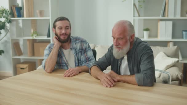 Familiengespräch Junge Und Ältere Männer Sprechen Über Das Leben Psychologische — Stockvideo