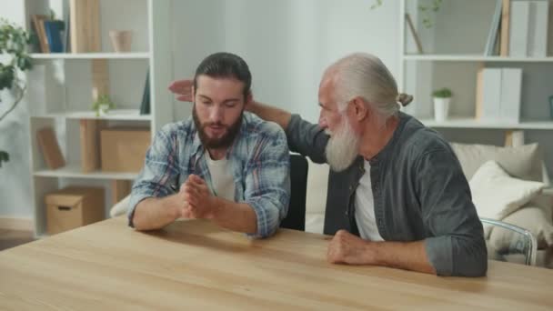 Conversación Familiar Hombres Jóvenes Ancianos Hablan Vida Apoyo Psicológico Para — Vídeos de Stock