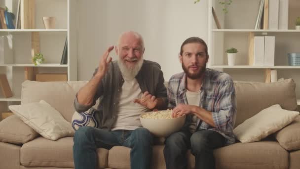 Ältere Und Junge Begleiter Auf Der Couch Bier Und Popcorn — Stockvideo