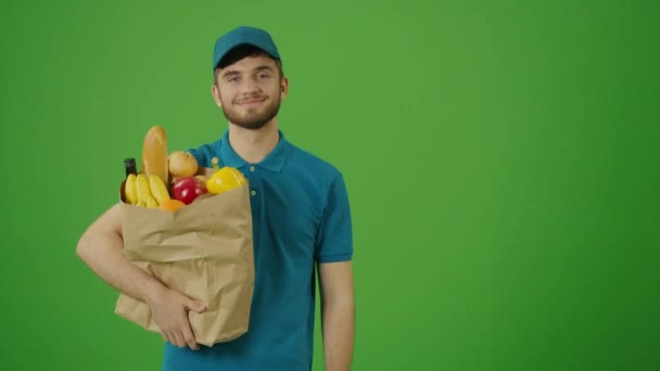 Πράσινη Οθόνη Παράδοση Άνθρωπος Φέρνει Χάρτινη Τσάντα Φαγητό Ταχυμεταφορέας Στο — Αρχείο Βίντεο