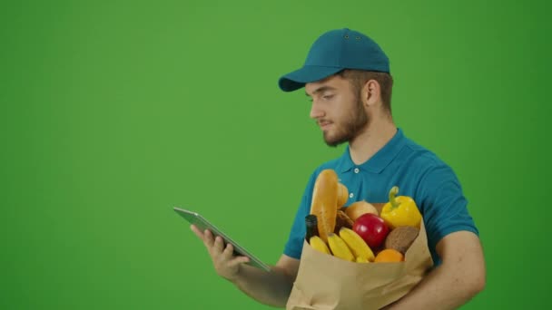 Homem Entrega Tela Verde Traz Saco Papel Com Comida Correio — Vídeo de Stock