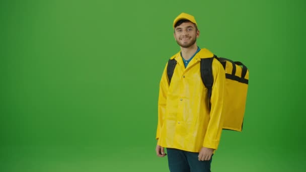 Green Screen Young Food Delivery Person Gelber Uniform Und Mit — Stockvideo