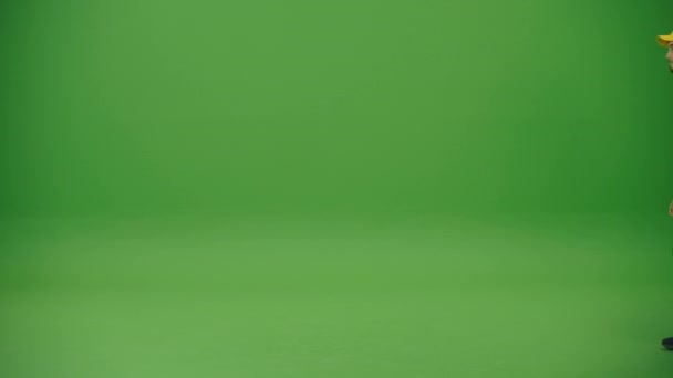 Зелений Екран Доставка Чоловік Жовтій Уніформі Термальним Рюкзаком Приносить Коробки — стокове відео