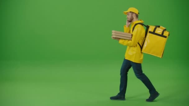 Grön Skärm Leverans Man Gul Uniform Med Termisk Ryggsäck Tar — Stockvideo