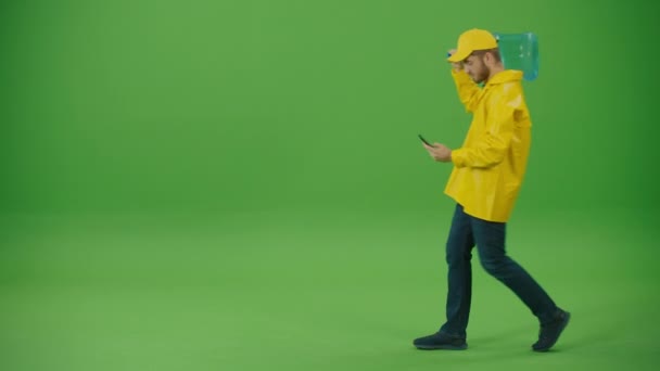 Green Screen Essensausgabe Person Gelber Uniform Bringt Auf Der Schulter — Stockvideo