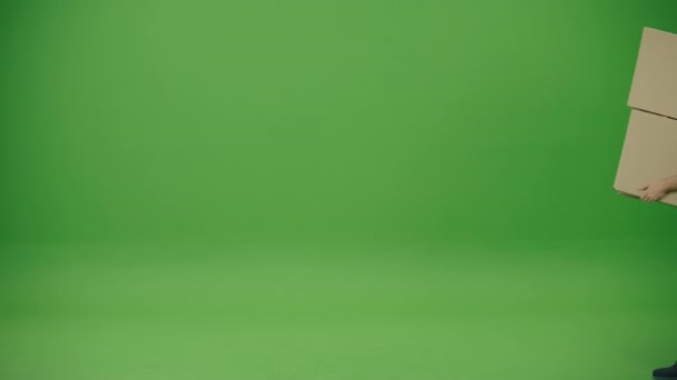 穿着制服的持卡人纸盒和微笑的英俊送货人的绿色屏风肖像 在物流配送中心工作的快递员 提供网上定单 伟大的交付服务 — 图库视频影像