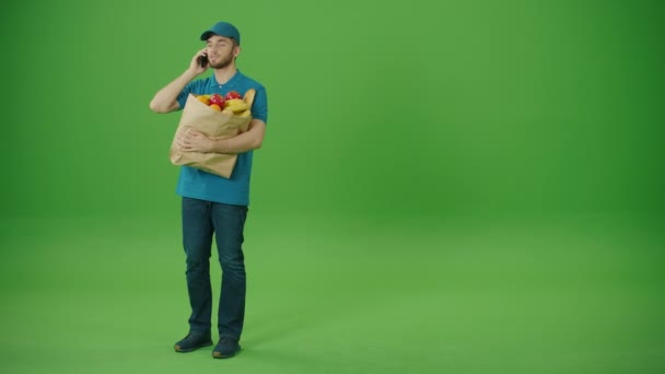 Entrega Pantalla Verde Hombre Trae Una Bolsa Papel Con Comida — Vídeo de stock