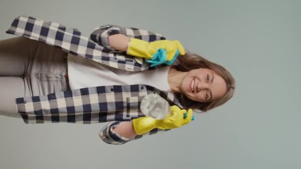 Κάθετη Απεικόνιση Ένα Πορτρέτο Μιας Χαμογελαστής Νεαρής Γυναίκας Κίτρινα Γάντια — Αρχείο Βίντεο