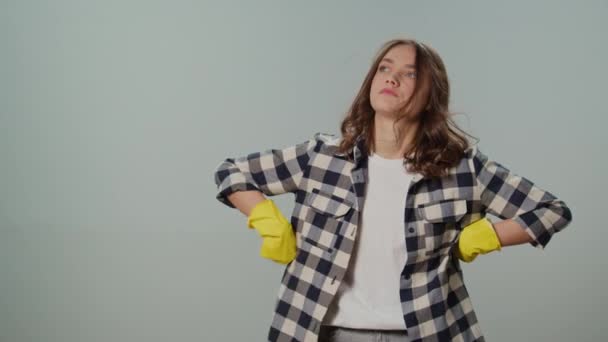 Zmęczona Młoda Kobieta Nosić Żółte Rękawice Ochronne Gumy Utrzymuje Ręce — Wideo stockowe