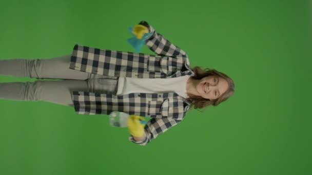 一个穿着黄色橡胶防护手套 面带微笑的年轻女子的画像 手里拿着一个清洁喷雾器和破布 速度清洗 — 图库视频影像