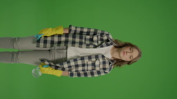 一个疲惫的年轻女人戴着黄色的橡胶护目镜 手里拿着一个喷雾器和一个破布 多功能清洁工具 数字工具的智能清洁 — 图库视频影像