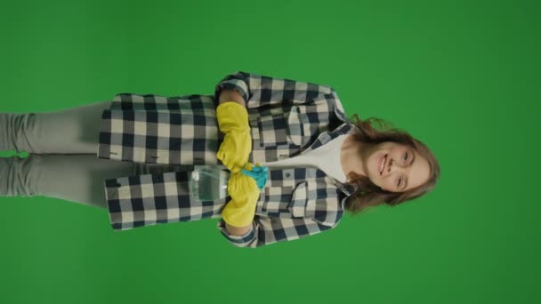 一位穿着黄色手套 手持清洁喷雾器 头戴破布的惊讶年轻女性的画像 一位女性家庭主妇正准备清扫房间 Diy清洁剂 — 图库视频影像