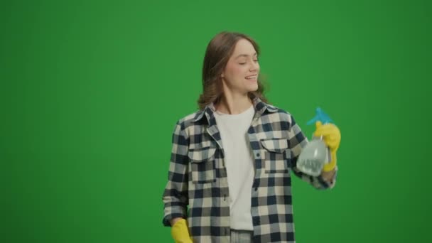 Yeşil Ekran Sarı Eldivenli Şaşırmış Genç Bir Kadının Portresi Elinde — Stok video
