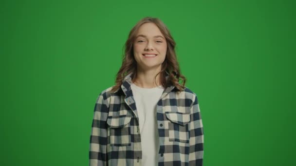 Zielony Ekran Portret Uśmiechniętej Młodej Kobiety Żółtych Rękawiczkach Trzymającej Butelkę — Wideo stockowe