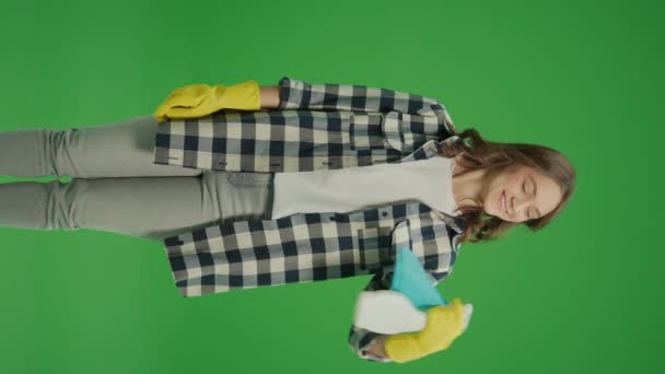一个穿着黄色手套的微笑的年轻女人的画像 拿着一个清洁的喷雾器和抹布 露出她的拇指和好的标志 卫生和安全议定书 — 图库视频影像