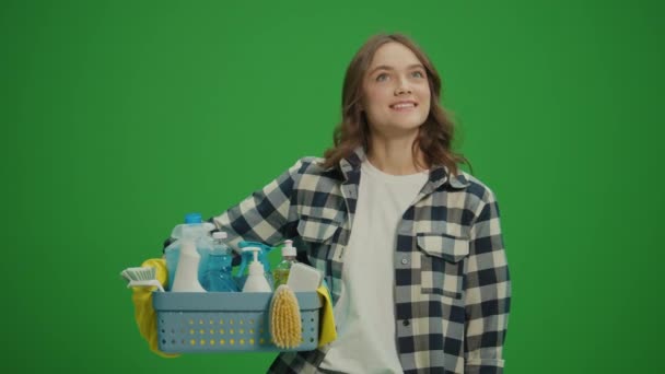 绿色屏风 一位身穿黄色橡胶护目镜的微笑年轻女子拿着一个装有清洁用品的盒子 对自己的清洁卫生结果感到满意 方便宠物的清洁方法 — 图库视频影像
