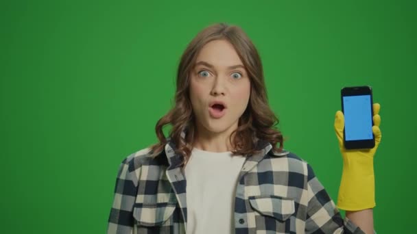 Zielony Ekran Portret Uśmiechniętej Młodej Kobiety Żółtych Rękawiczkach Gumowych Trzymając — Wideo stockowe