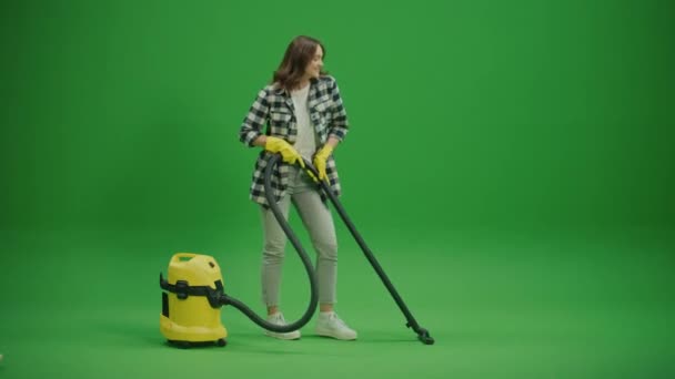 스크린 노란색 장갑에 여자는 소파에 그녀의 청소의 결과에 — 비디오