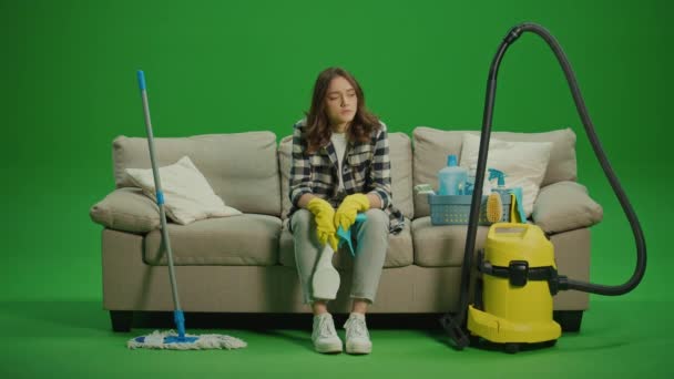 Zielony Ekran Zawrócona Młoda Kobieta Gospodyni Domowa Żółtych Rękawiczkach Gumowych — Wideo stockowe
