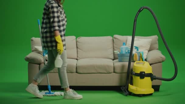 Zielony Ekran Zawrócona Młoda Kobieta Gospodyni Domowa Żółtych Rękawiczkach Gumowych — Wideo stockowe